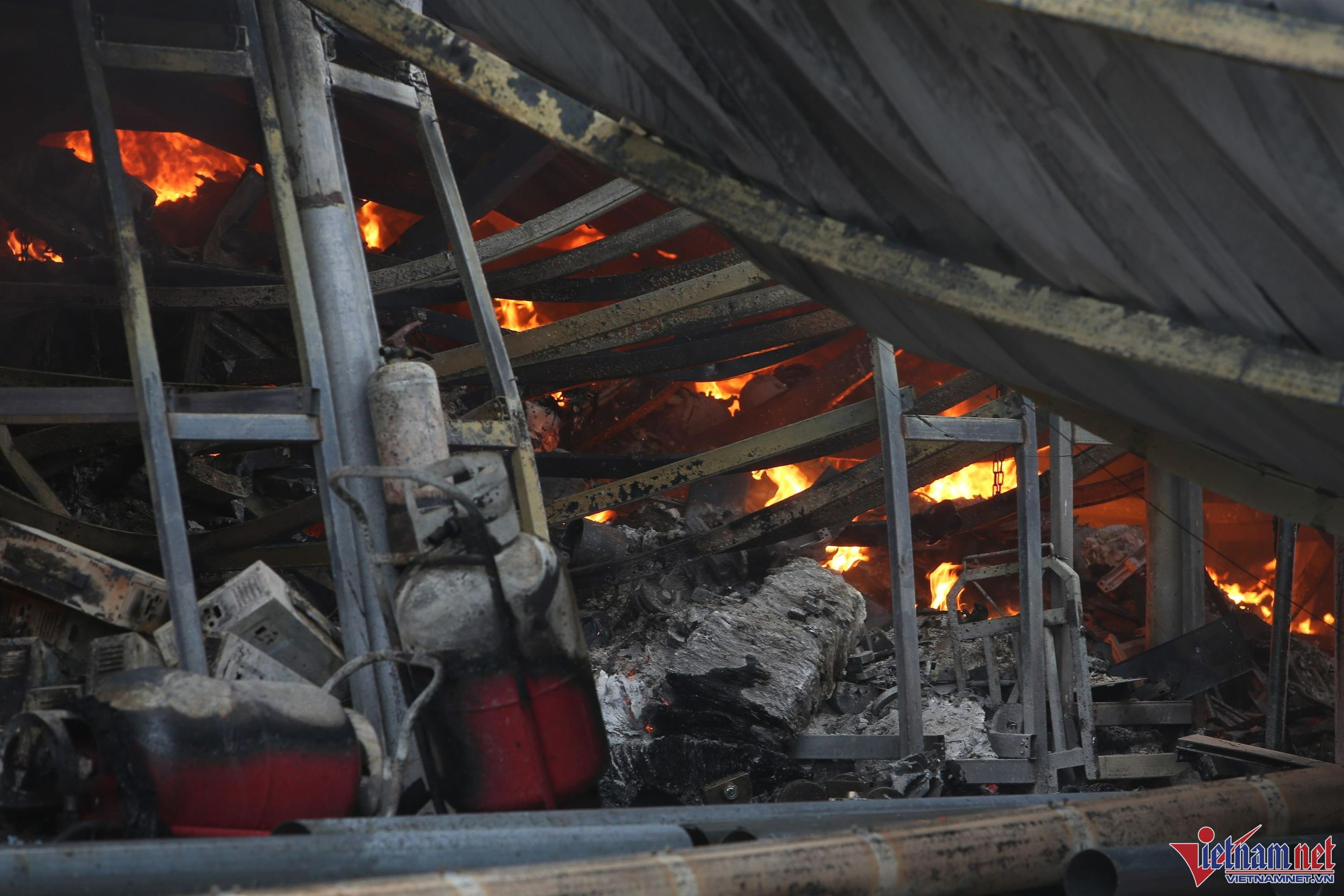 Vụ cháy kho ở Hà Nội: 1 người tử vong, 800m2 nhà xưởng bị thiêu rụi-2