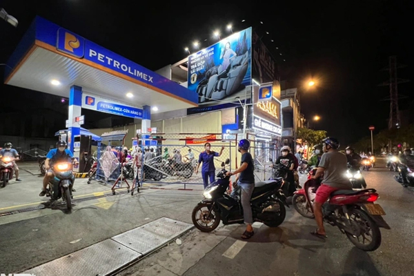 Giá xăng dầu tăng nhẹ-1