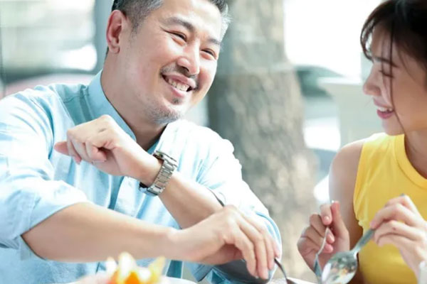 Bạn thân đến nhà ăn cơm, tôi vui vẻ chuẩn bị nhưng tình cờ chứng kiến cảnh tượng dưới gầm bàn, tôi tức giận bỏ về nhà bố mẹ đẻ-2