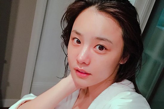 Muốn da trắng mịn không tỳ vết, chị em thêm thứ này vào nước khi rửa mặt