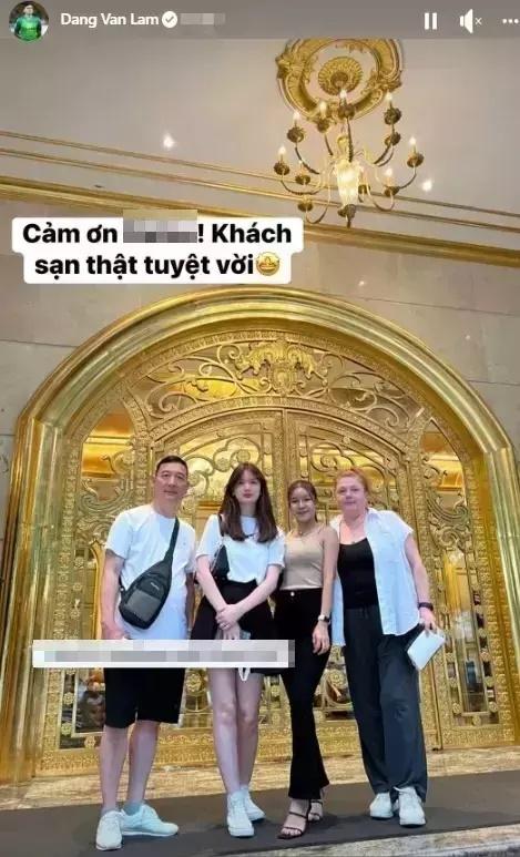 Lộ ảnh Yến Xuân và em trai Đặng Văn Lâm trong thang máy-3