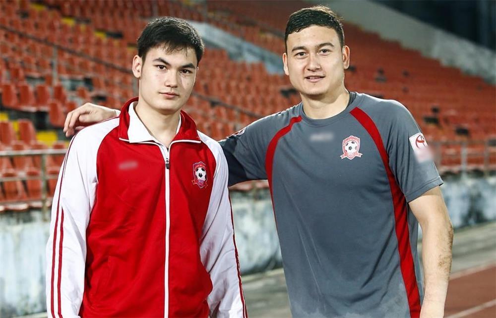 Lộ ảnh Yến Xuân và em trai Đặng Văn Lâm trong thang máy-12