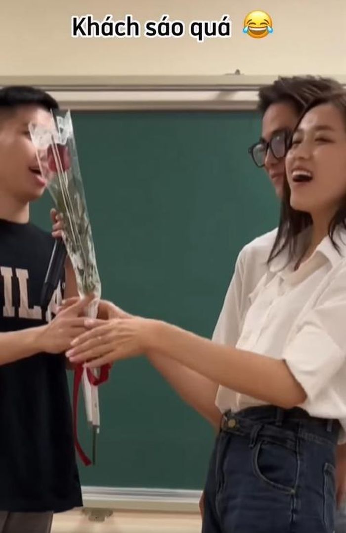 Phản ứng của Đỗ Thị Hà khi được bạn cùng lớp gọi là Hoa hậu: Xứng đáng 10 điểm tinh tế-2