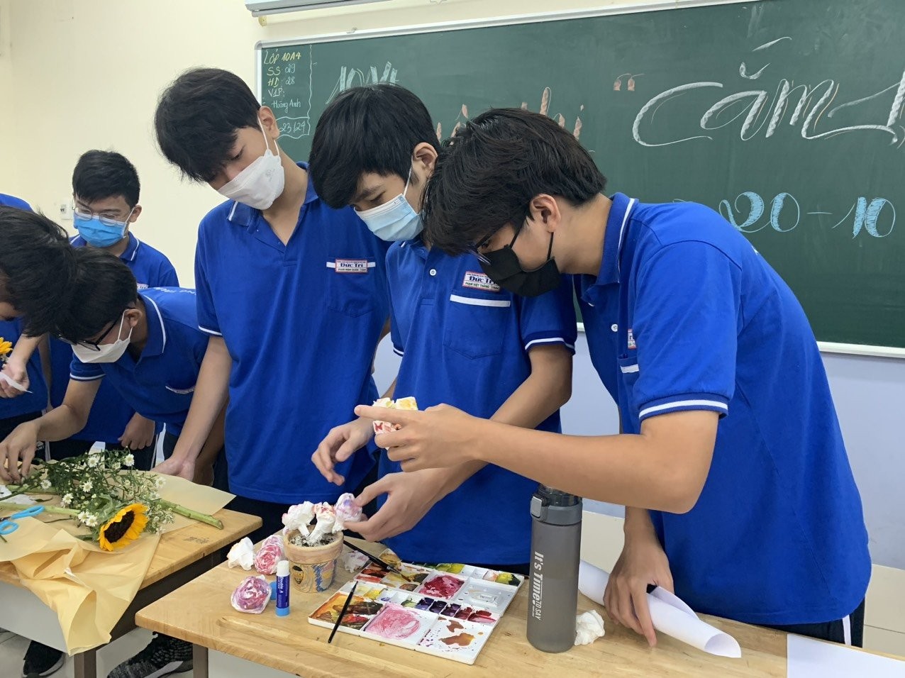 Con trai lớp người ta tổ chức ngày 20/10 cực xúc động-1