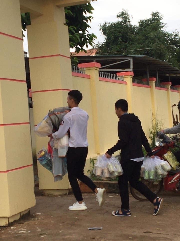 Con trai lớp người ta tổ chức ngày 20/10 cực xúc động-6