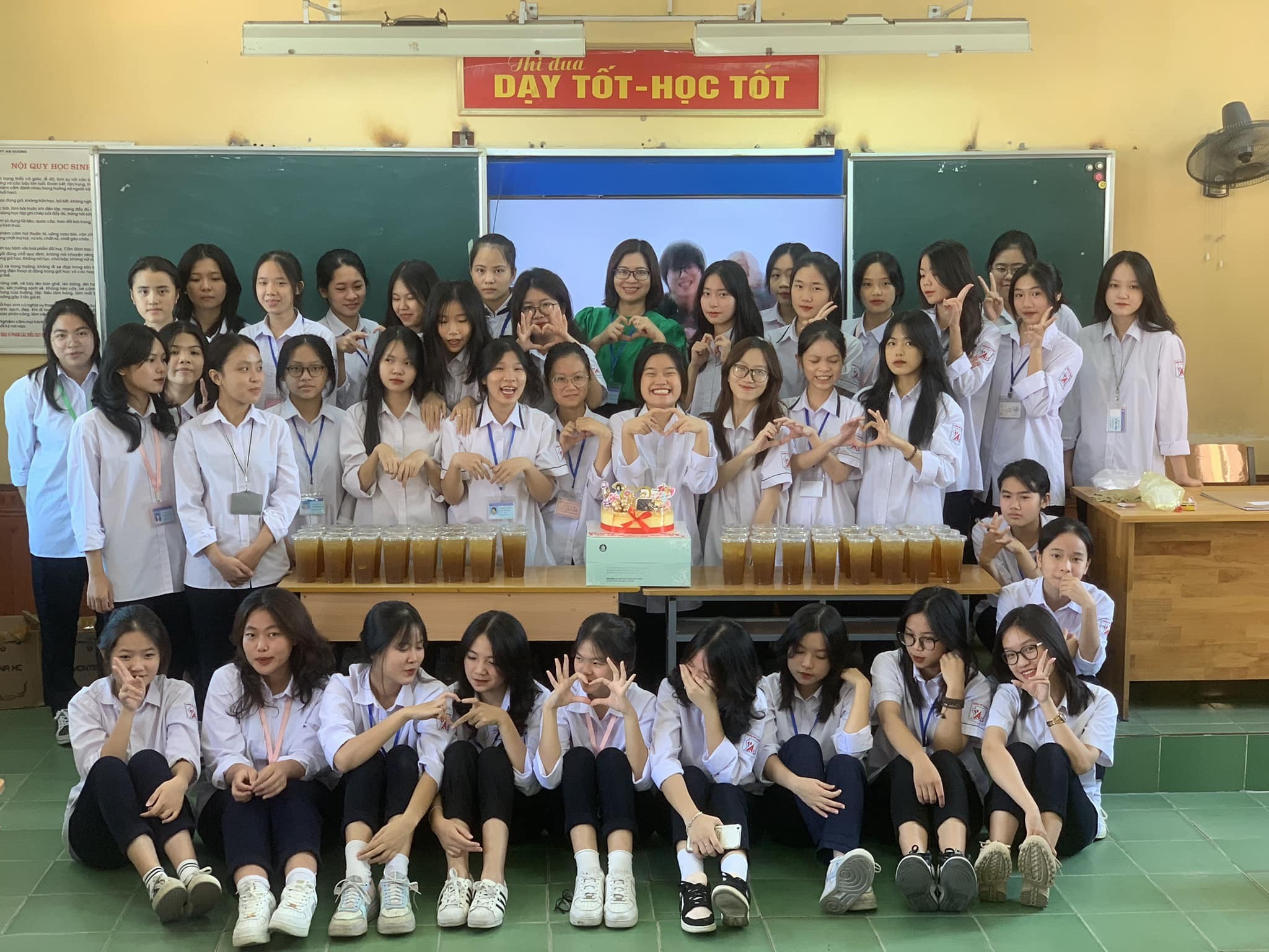 Con trai lớp người ta tổ chức ngày 20/10 cực xúc động-9