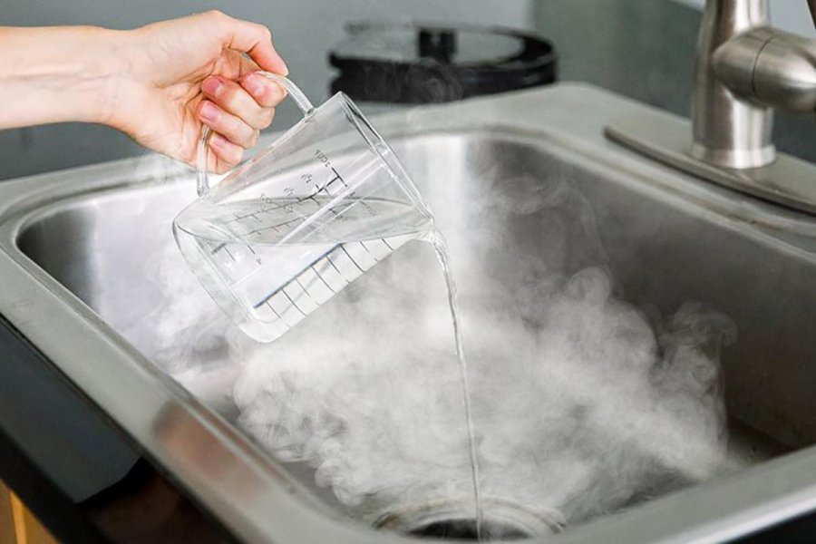 Chậu rửa bát dùng lâu sẽ bẩn, bốc mùi hôi khó chịu, xịt thứ này vào là sạch bong ngoài mong đợi-2