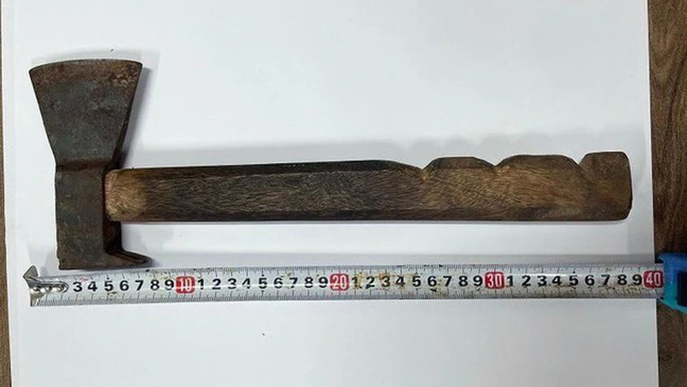 Người đàn ông nhiễm HIV đâm trọng thương người dân, vung rìu chống trả công an-2