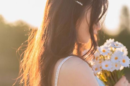 Bó hoa cuối ngày chồng tặng khiến vợ ứa nước mắt