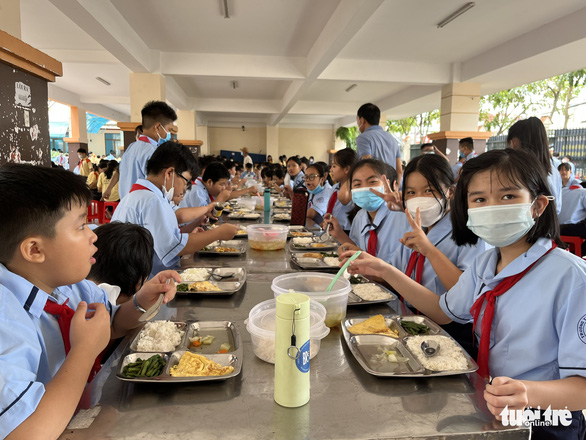 Học sinh tiểu học lên lớp lúc 8h, sẽ tốt cho sức khỏe các em-1