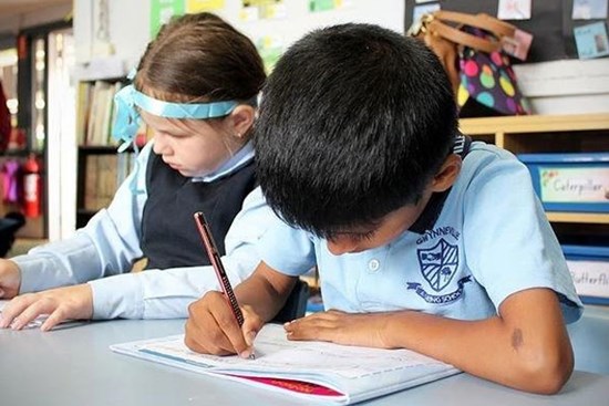 Học sinh lớp 9 ở Australia có trình độ viết ngang lớp 3