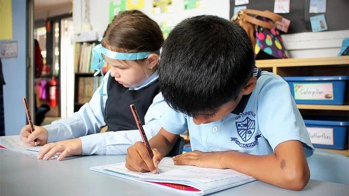 Học sinh lớp 9 ở Australia có trình độ viết ngang lớp 3-1