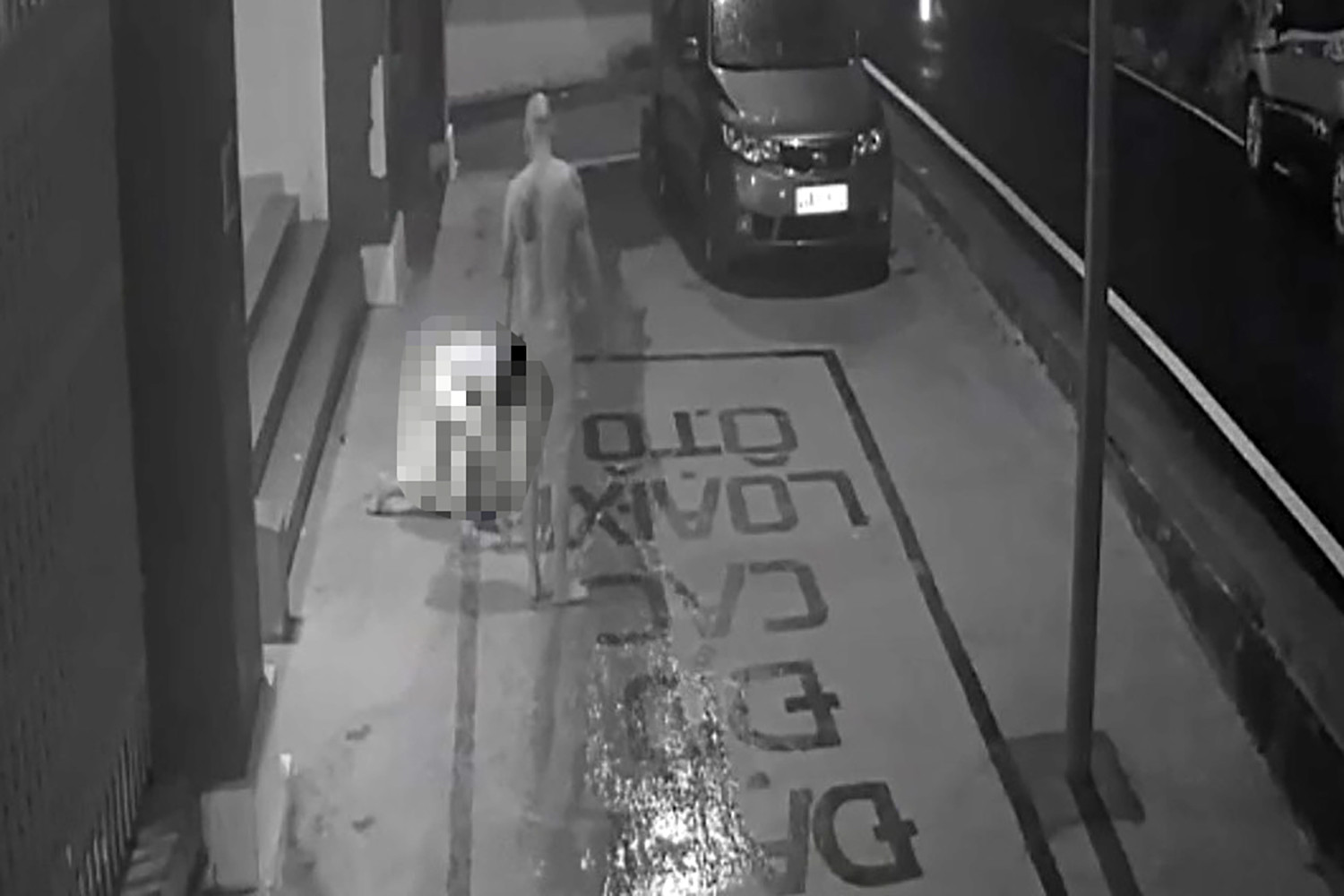 Bé trai bị cha bạo hành, bắt cởi quần áo bò ra khỏi nhà để sủa tiếng chó-2