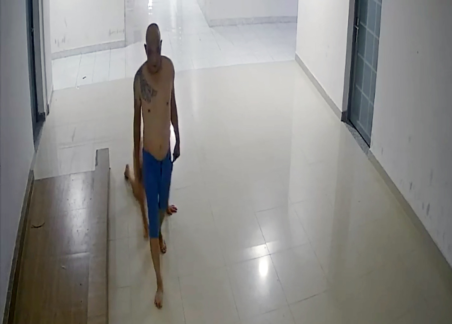 Bé trai bị cha bạo hành, bắt cởi quần áo bò ra khỏi nhà để sủa tiếng chó-1