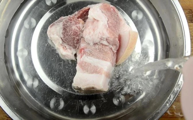 Thịt lấy ra từ tủ lạnh cứng như đá: Dùng 2 thứ này để rã đông, thịt mềm ngay lại không bị nhạt-1