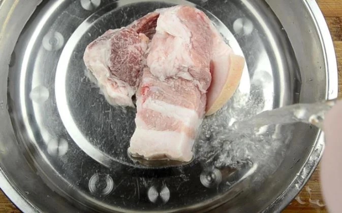 Thịt lấy ra từ tủ lạnh cứng như đá: Dùng 2 thứ này để rã đông, thịt mềm ngay lại không bị nhạt-1