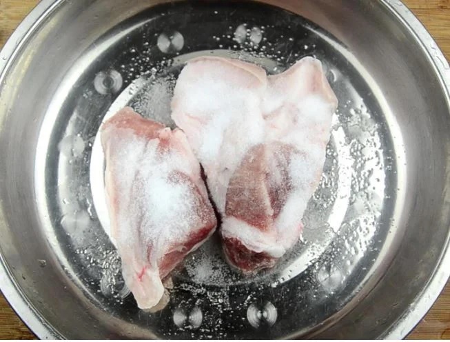 Thịt lấy ra từ tủ lạnh cứng như đá: Dùng 2 thứ này để rã đông, thịt mềm ngay lại không bị nhạt-2