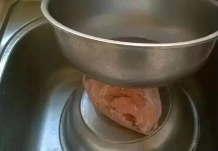 Thịt lấy ra từ tủ lạnh cứng như đá: Dùng 2 thứ này để rã đông, thịt mềm ngay lại không bị nhạt-3