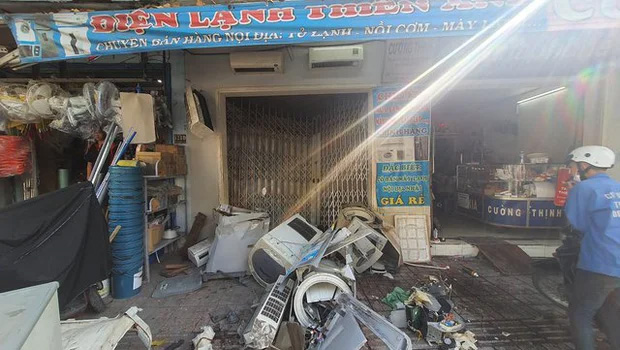 TP.HCM: Ô tô 7 chỗ lao vào cửa hàng, nhiều tủ lạnh và máy giặt bị tông biến dạng-3