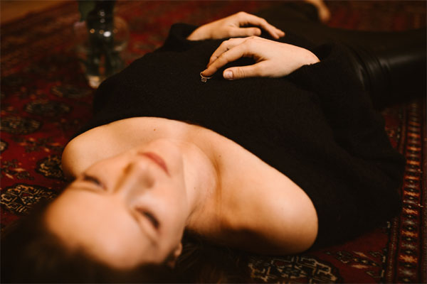 Thấy vợ vào nhà nghỉ cùng bồ trẻ, chồng giám đốc cay đắng vì nhân thân của tình địch-1