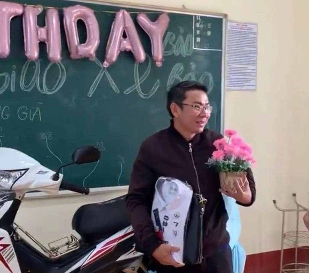 Buổi sinh nhật bất ổn nhất sự nghiệp giáo viên của thầy chủ nhiệm-1