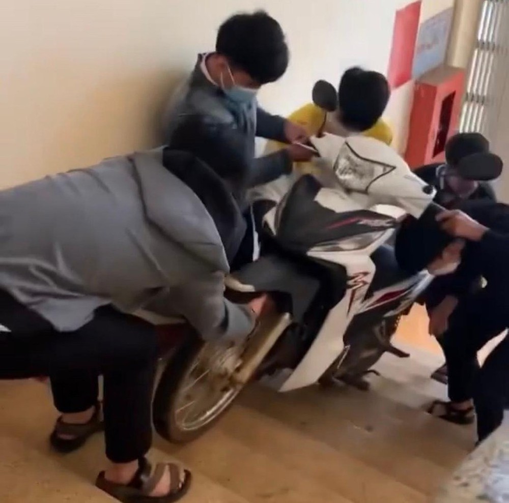 Buổi sinh nhật bất ổn nhất sự nghiệp giáo viên của thầy chủ nhiệm-2