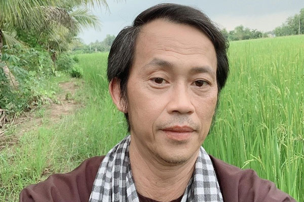 Hoài Linh ra sân bay tiễn mẹ về Mỹ, visual xuống cấp suýt không nhận ra-5