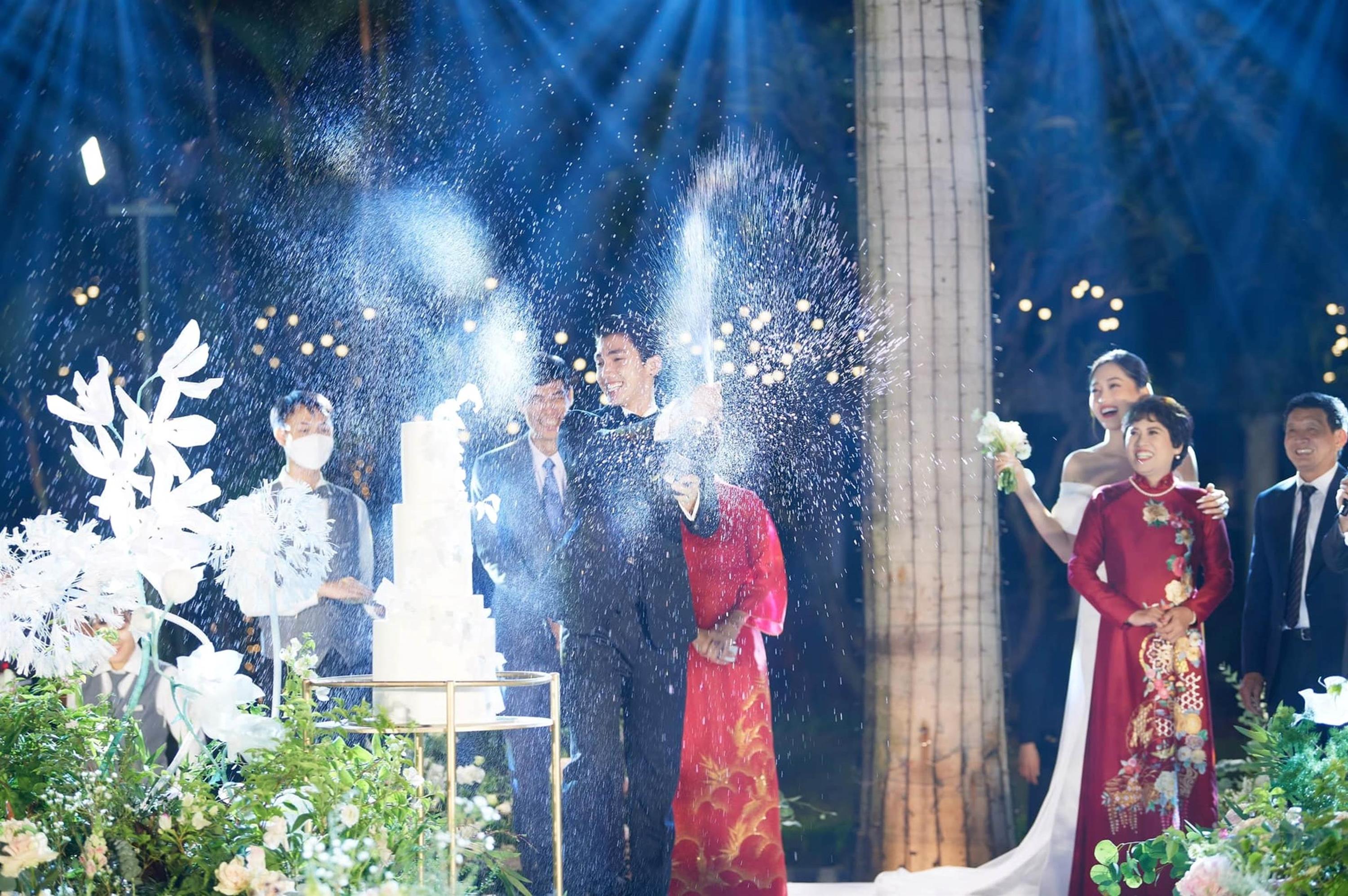 Bình An lái môtô lần cuối vào tiệc cưới với Phương Nga-12