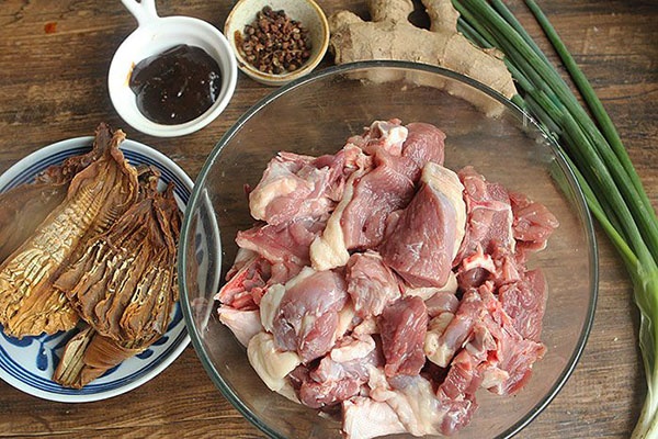 Cuối tuần đổi vị với món vịt nấu măng không ngán, ăn cùng cơm hay bún đều ngon hết ý-1
