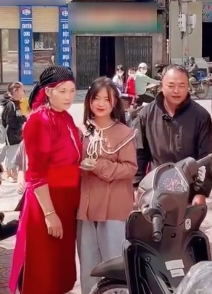 Mẹ Phúng Phính Hà Giang lên sóng, netizen tưởng Quỳnh Búp Bê-7