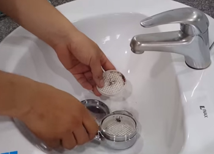 Mẹo đơn giản giúp giữ phòng tắm sạch như mới, chẳng lo bốc mùi bất chấp muôn kiểu thời tiết-2