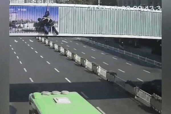 Sang đường ẩu, người đi xe máy suýt bị xe tải tông trúng-1