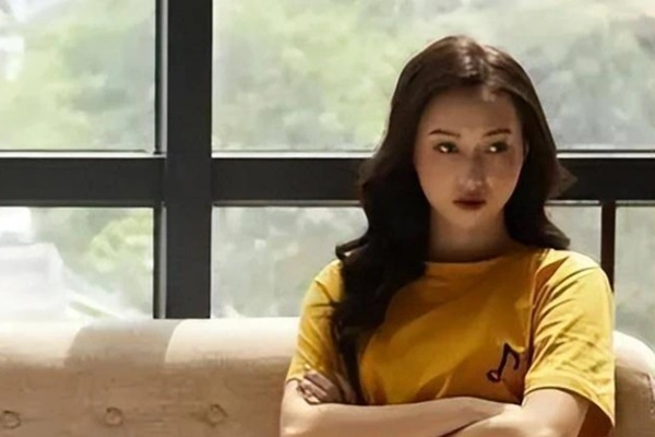 Ngày lễ, chồng chỉ tặng quà mẹ ruột, vợ tức đi mua ngay cho mẹ sợi dây vàng-1