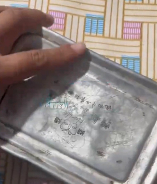 Bố hấp hối nói rằng có hộp cơm dưới bể nước, 3 người con bật khóc khi mở ra xem-1