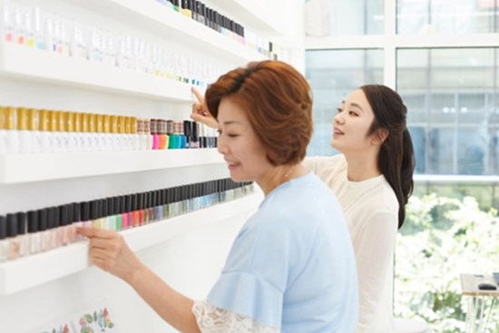 4 giờ sáng, tôi kinh ngạc khi thấy mẹ chồng ngồi gọt rau củ trong bếp