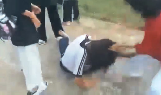 Nữ sinh ở Quảng Ngãi bị đánh hội đồng, kéo lê trên đường-1