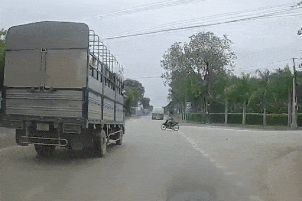 Bé gái đột ngột lao ra đường suýt bị ôtô đâm-1