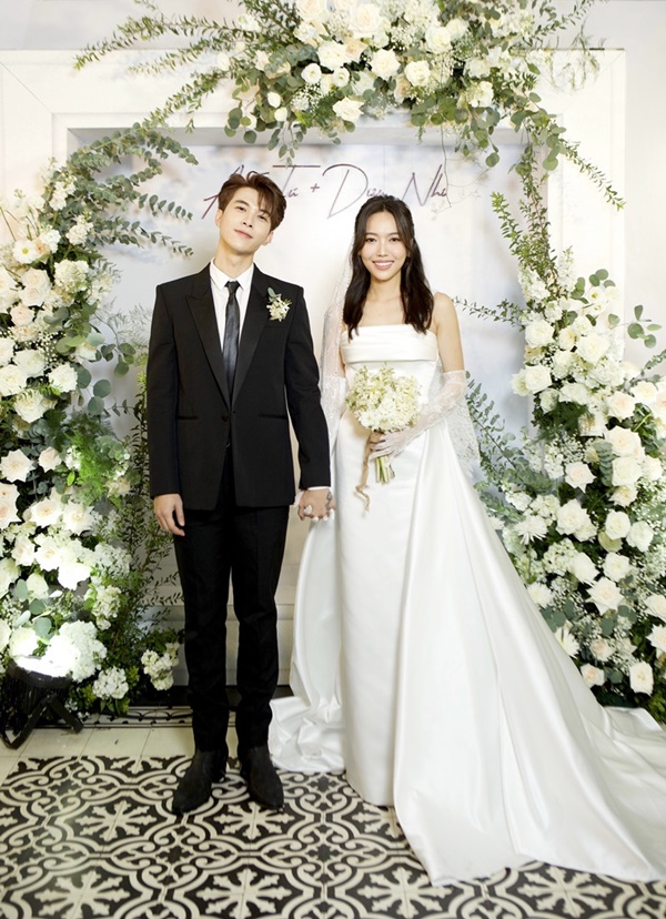 Anh Tú nhắng nhít hôn gió bên Diệu Nhi trong hôn lễ thứ 2-2