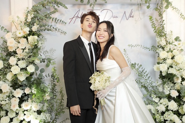 Anh Tú nhắng nhít hôn gió bên Diệu Nhi trong hôn lễ thứ 2-4