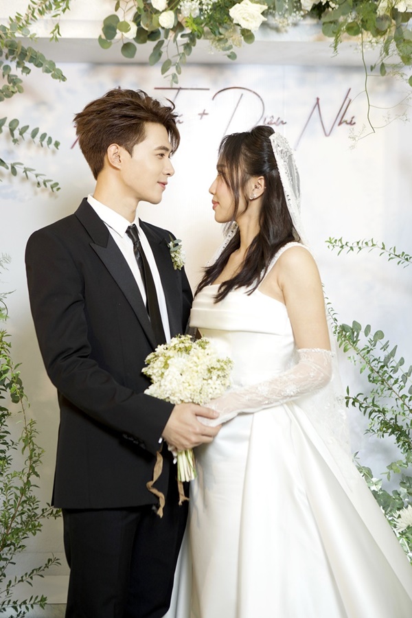 Anh Tú nhắng nhít hôn gió bên Diệu Nhi trong hôn lễ thứ 2-5