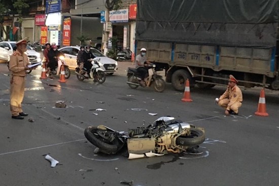 Va chạm với xe bồn, 2 người trên xe máy tử vong