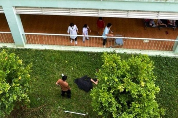 Nhảy từ tầng 2 bệnh viện, nam thanh niên nghi ngáo đá bị chấn thương, bất tỉnh-1