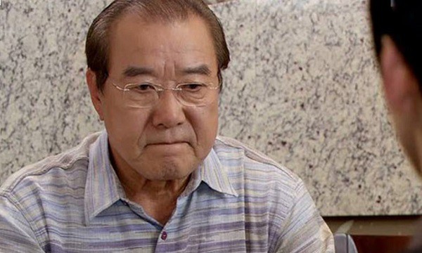 Vợ mất, anh đưa con về bên ngoại sống cùng bố vợ dù bị đuổi, lý do đằng sau khiến tất cả lặng im-1