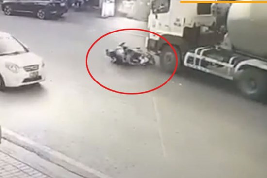 Camera ghi lại cảnh xe máy lao vào gầm xe bồn làm 2 người chết