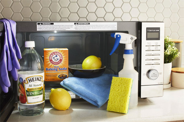 Properly cleaning the microwave-1