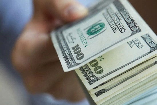 Nữ sinh lấy trộm hơn 13.000 USD đi phân phát cho bạn bè cùng trường