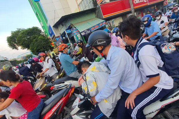 Nhiều trường ở TPHCM lùi giờ vào học-2