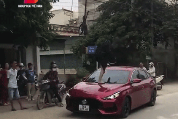 Clip: Chồng chở bồ nhí, vợ leo nắp capo đạp vỡ kính, cắn đứt tai tiểu tam