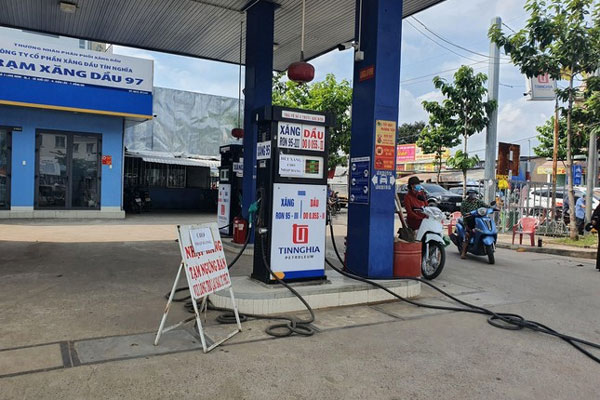 Chủ cây xăng ở miền Tây phải đi mua xăng lẻ về dùng-3