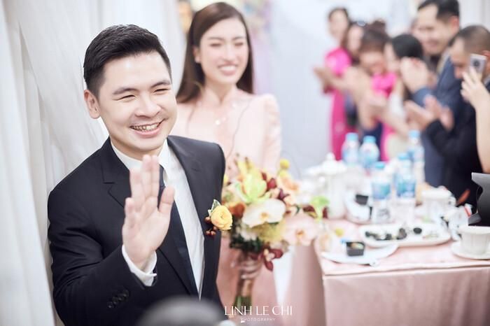 Ông xã Đỗ Mỹ Linh xuất hiện với visual chuẩn soái ca trong lễ đón dâu-4